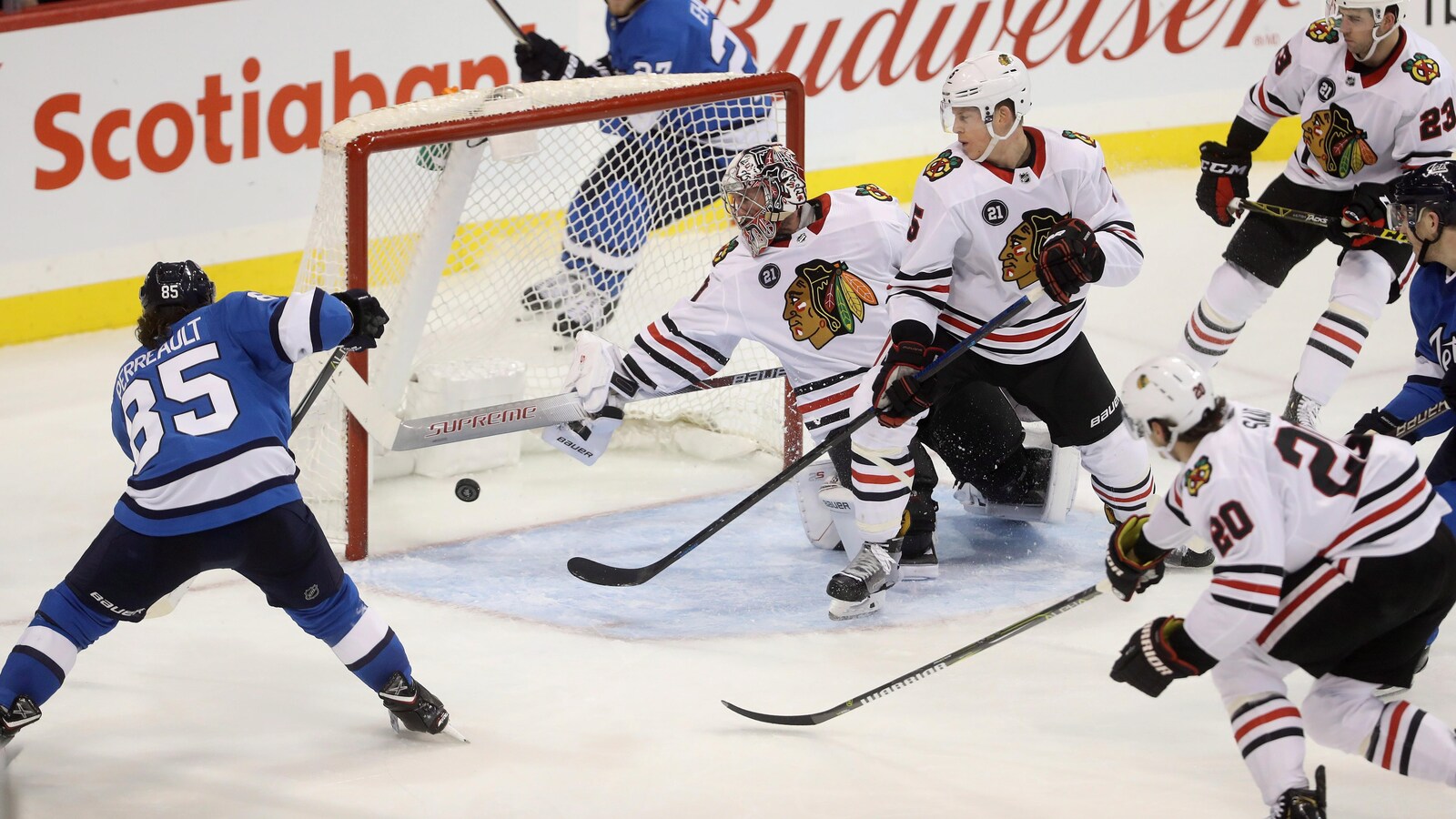 Mathieu Perreault (à gauche) marque un but contre les Blackhawks.