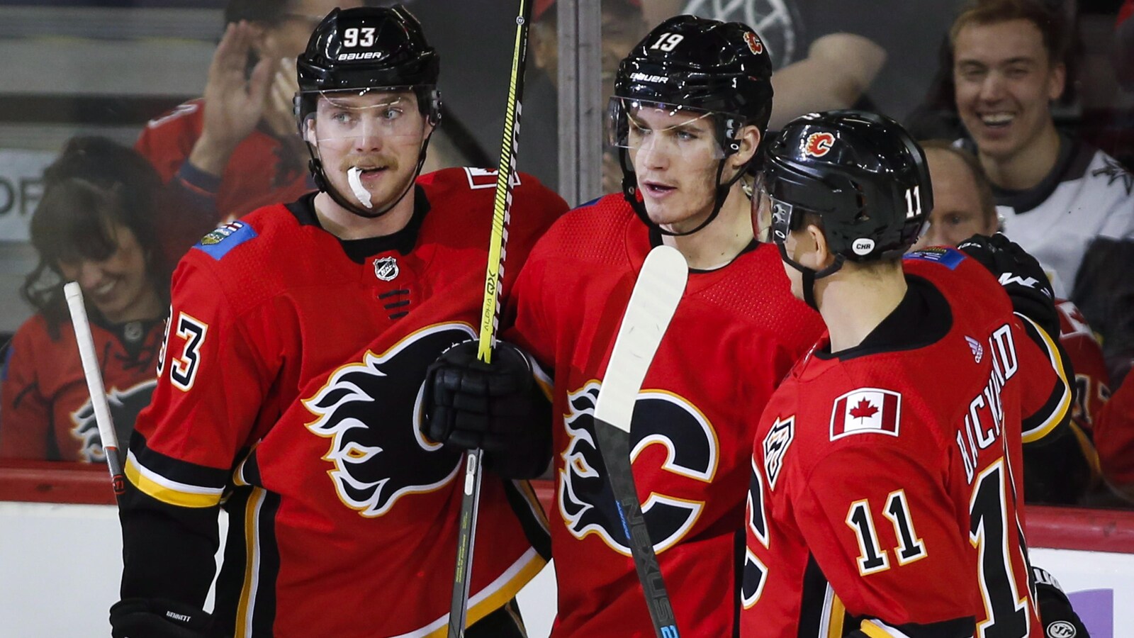Sam Bennett, Matthew Tkachuk, et Mikael Backlund des Flames