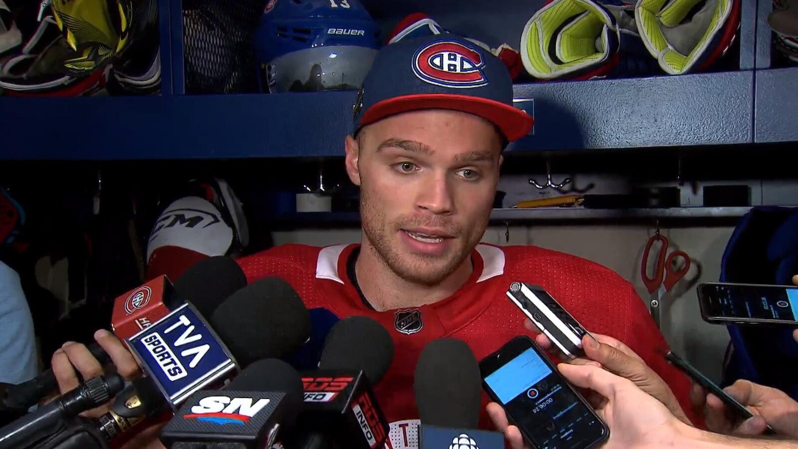 Max Domi en mêlée de presse dans le vestiaire du Canadien