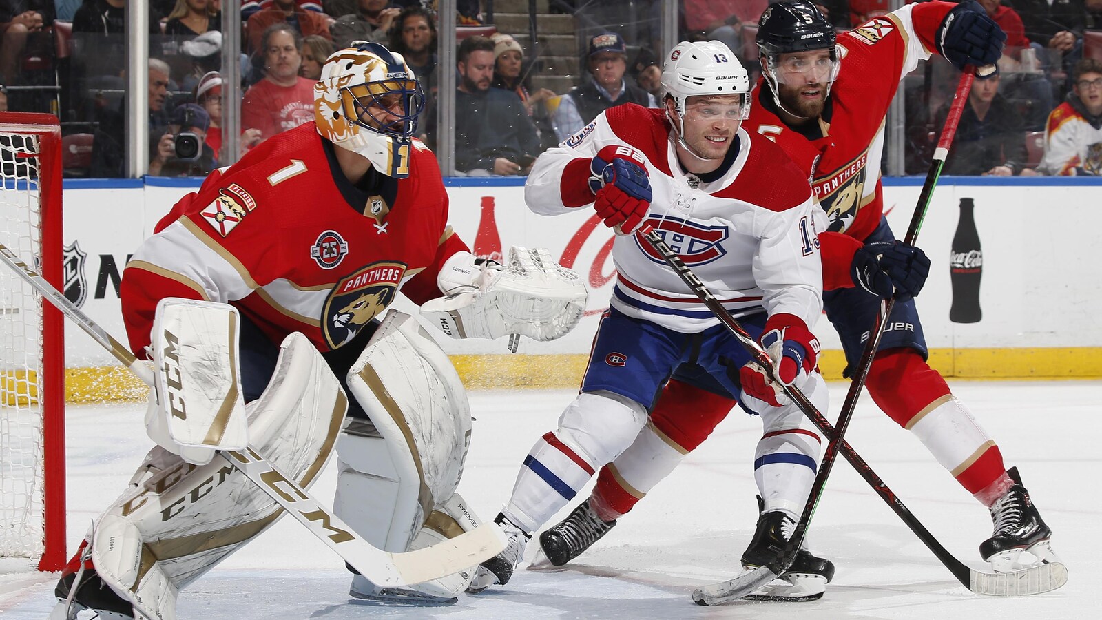 Max Domi et Aaron Ekblad bataillent devant Roberto Luongo.