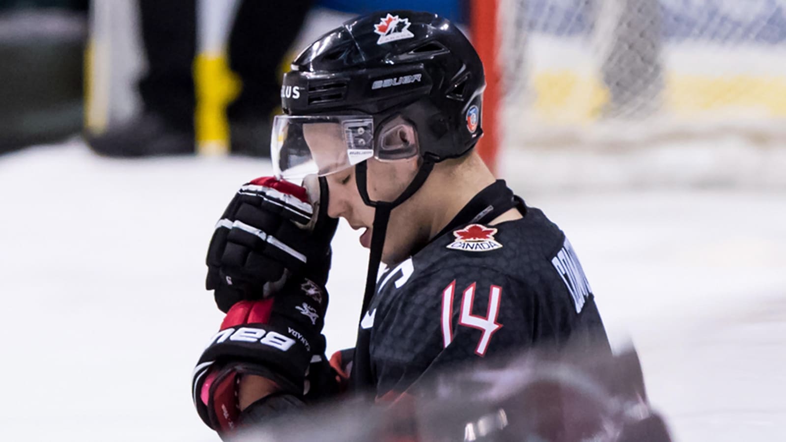 Maxime Comtois la mine basse après la défaite du Canada