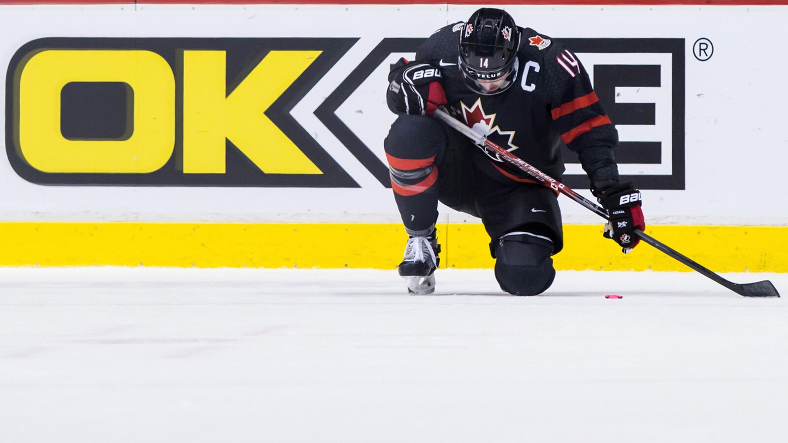 Maxime Comtois la mine basse après la défaite du Canada