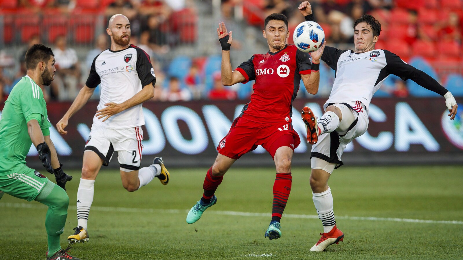 Le gardien Maxime Crépeau du Fury d'Ottawa en pleine action face au Toronto FC dans une rencontre du Championnat canadien en juin dernier