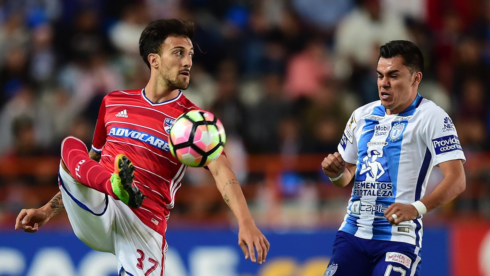 Maximiliano Urruti contrôle le ballon, surveillé par Emmanuel Garcia du club mexicain Pachuca, dans un match de demi-finale de la Ligue des champions de la CONCACAF.