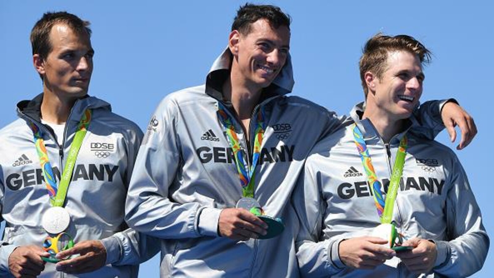 Ils sourient sur le podium.