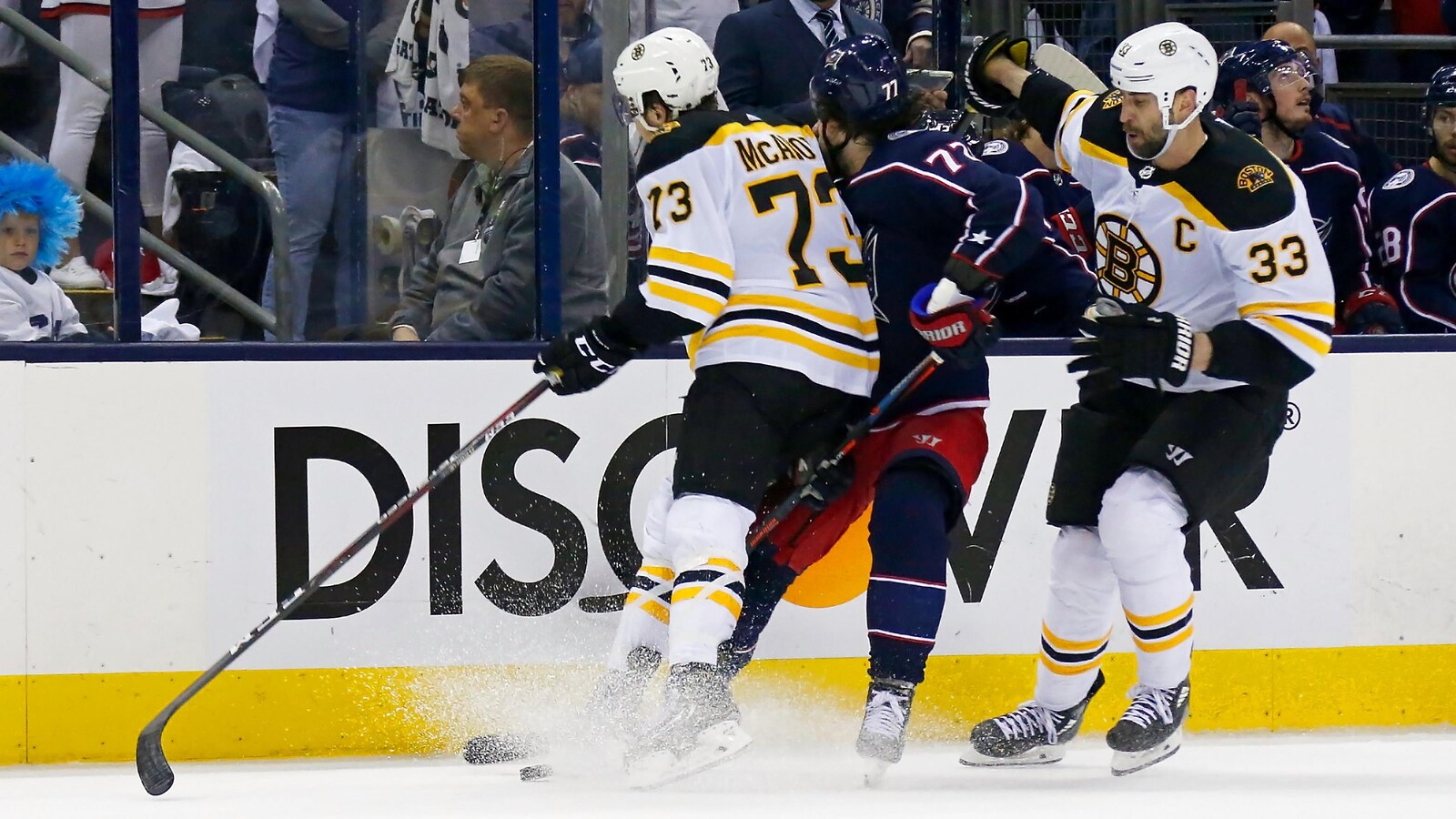 Charlie McAvoy donne un coup d'épaule à la tête de Josh Anderson.