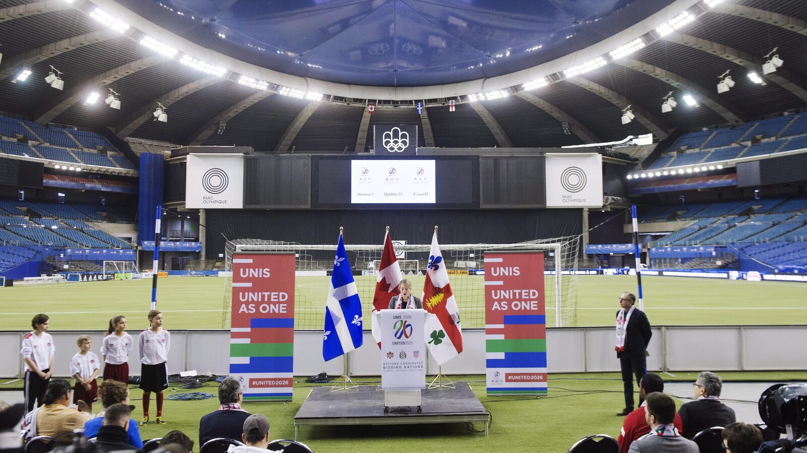 Mélanie Joly s'adresse aux médias au stade olympique.