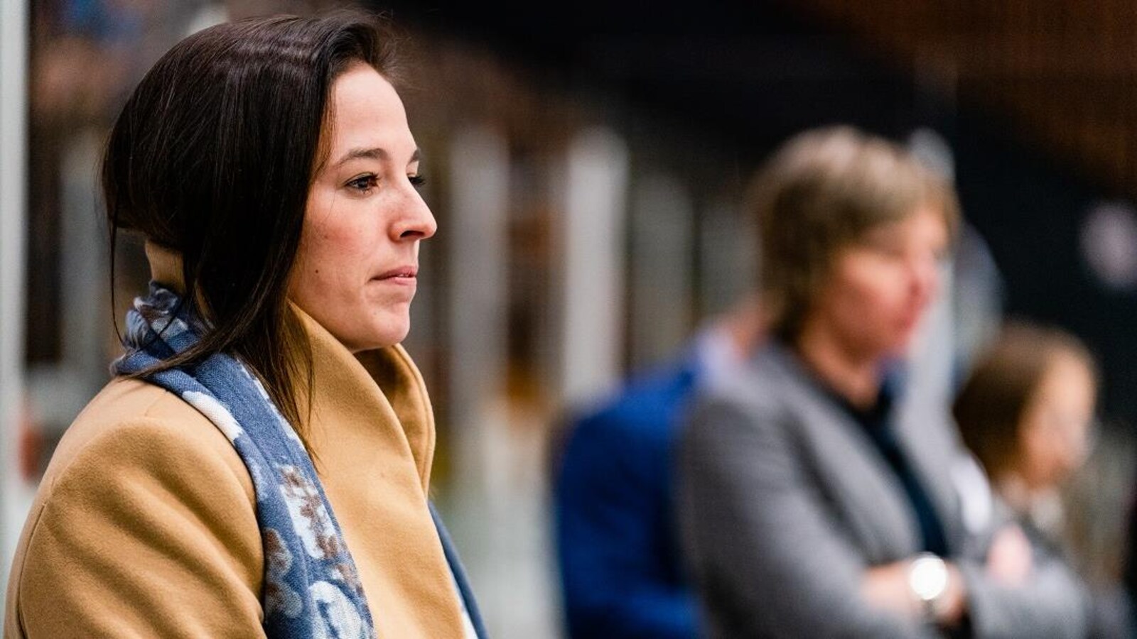 Mélodie Daoust derrière le banc de l'équipe féminine de hockey des Carabins de l'Université de Montréal