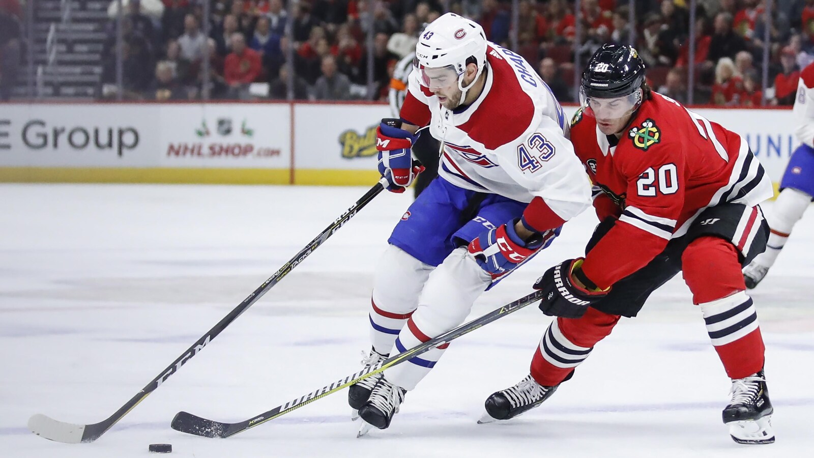 Michael Chaput du Canadien tente de passer Brandon Saad des Blackhawks lors de la victoire de 3-2 du Tricolore.