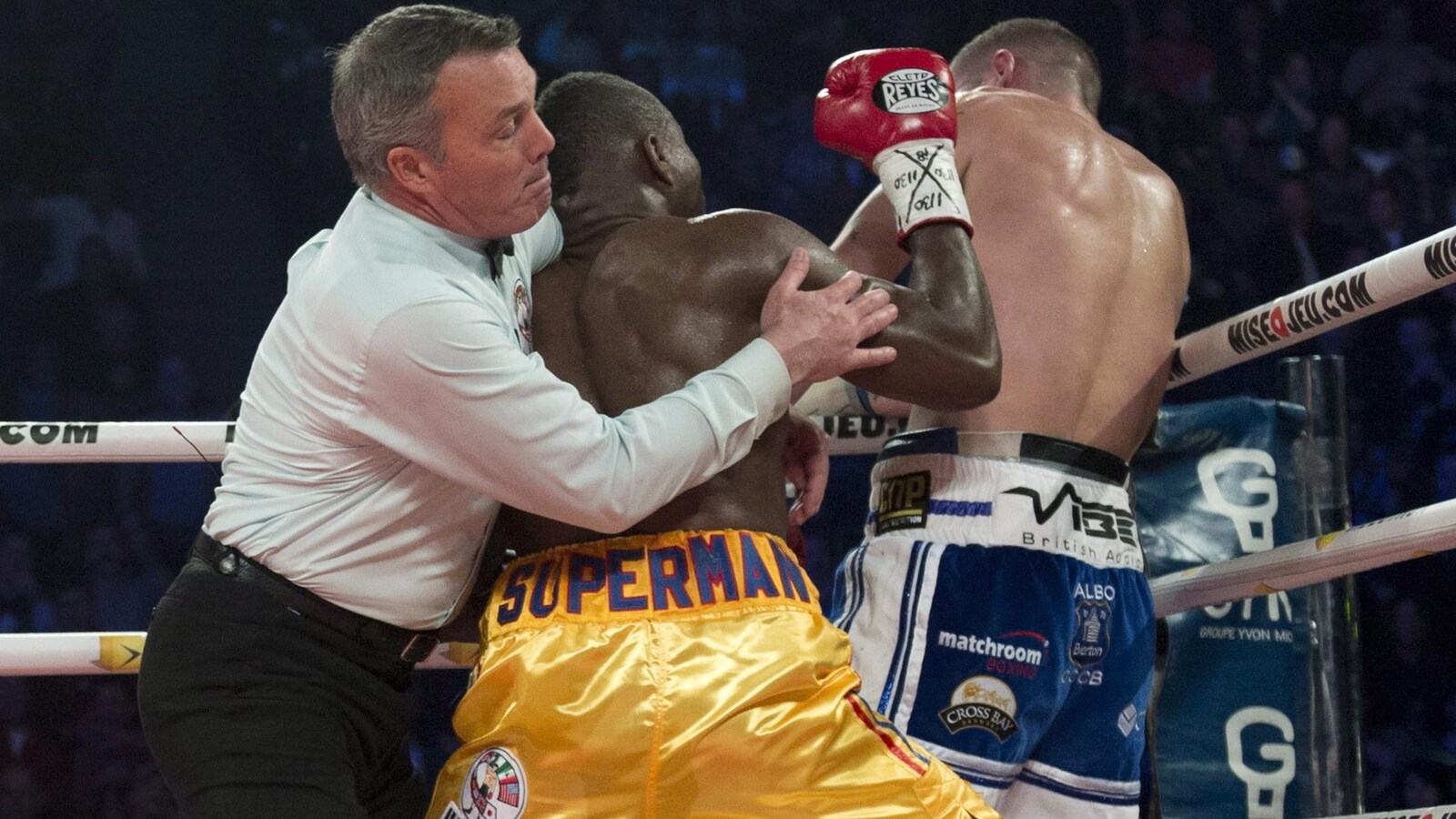 Il empêche Stevenson de lancer un autre coup.