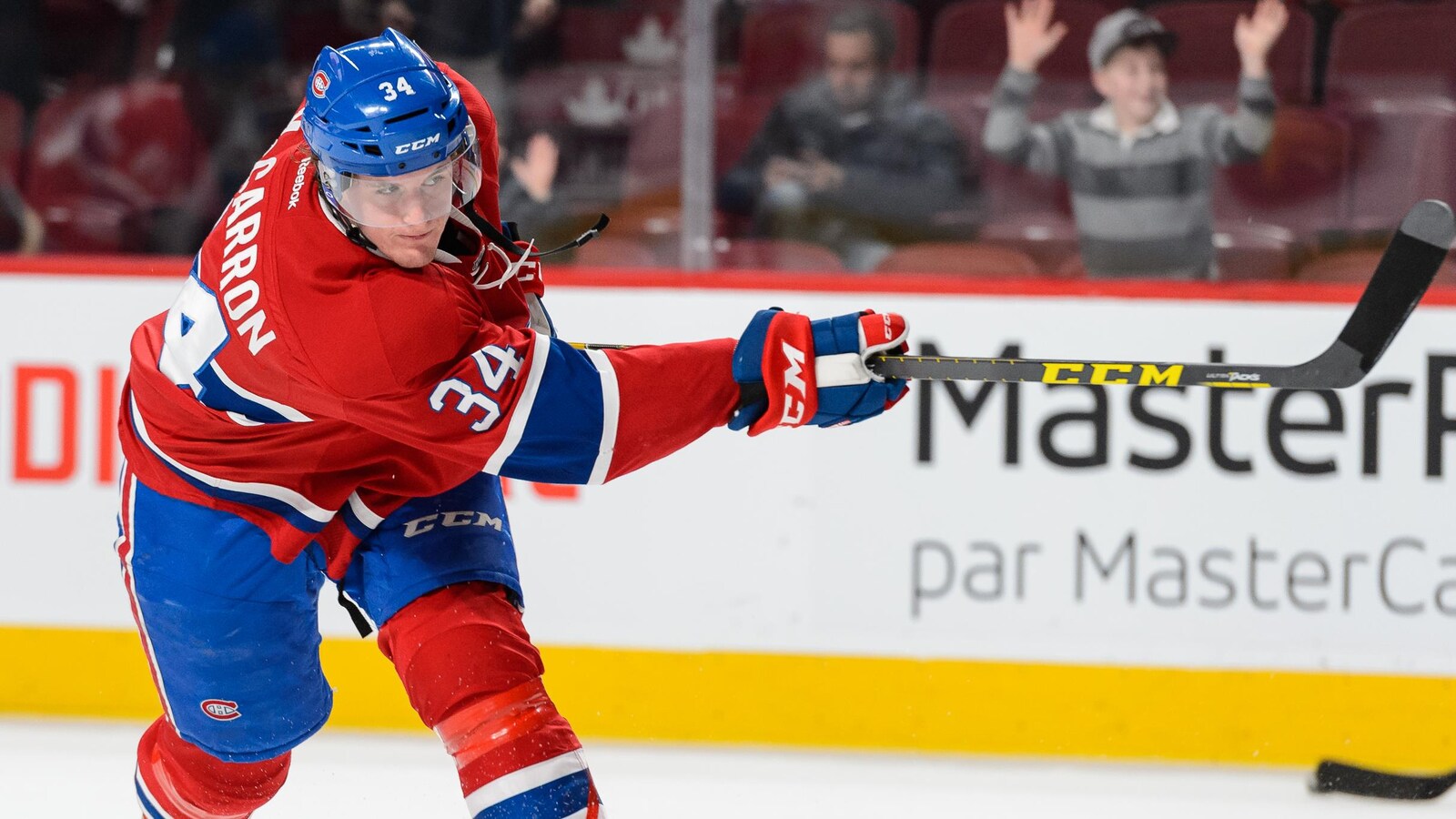 Michael McCarron tire au but.