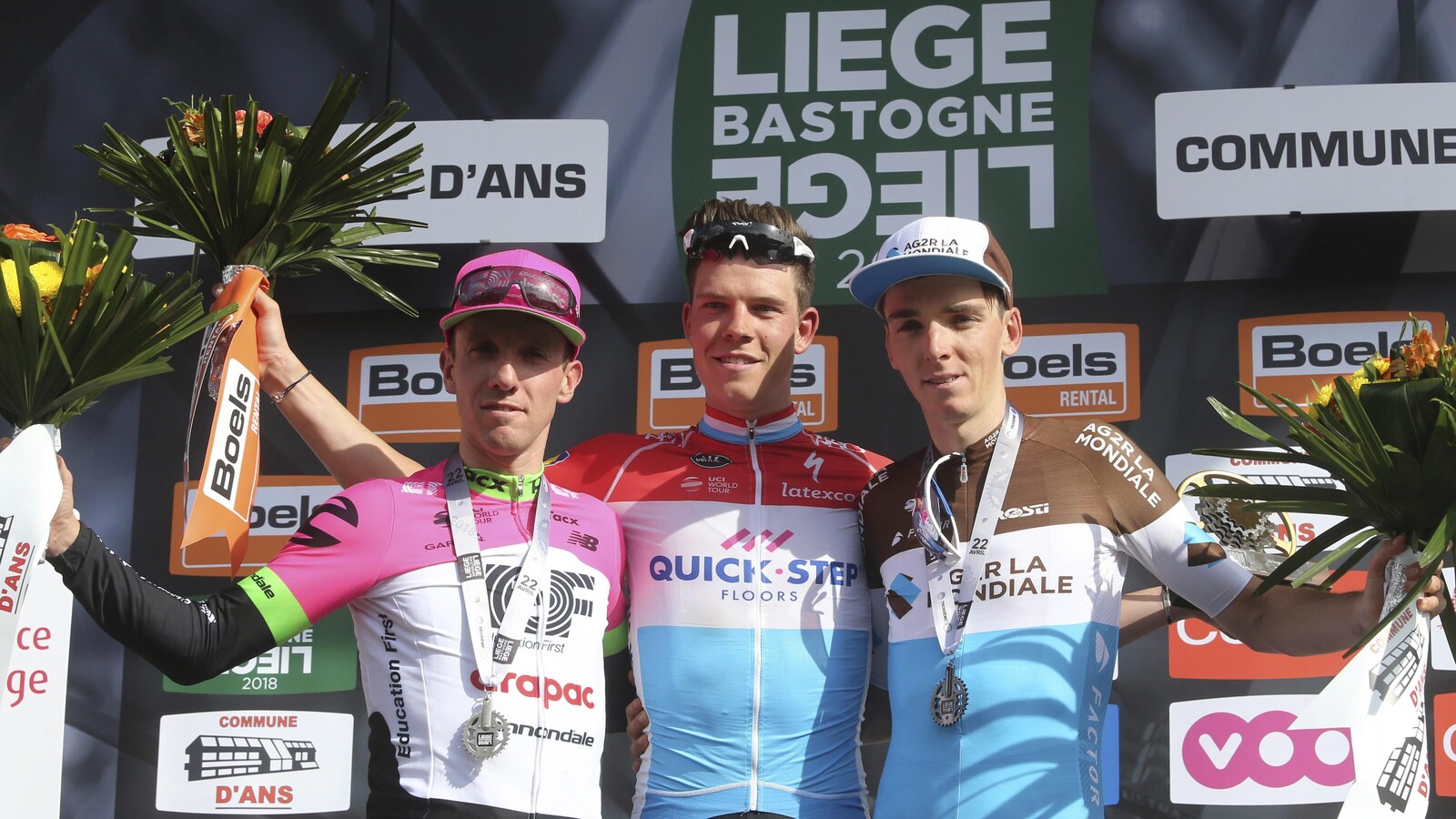 Michael Woods (gauche) sur le podium avec Bob Jungels et Romain Bardet