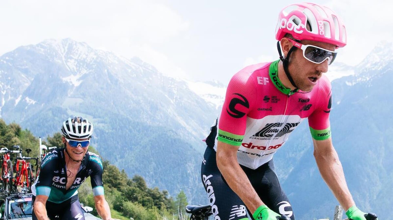 Il est en action dans les montagnes.