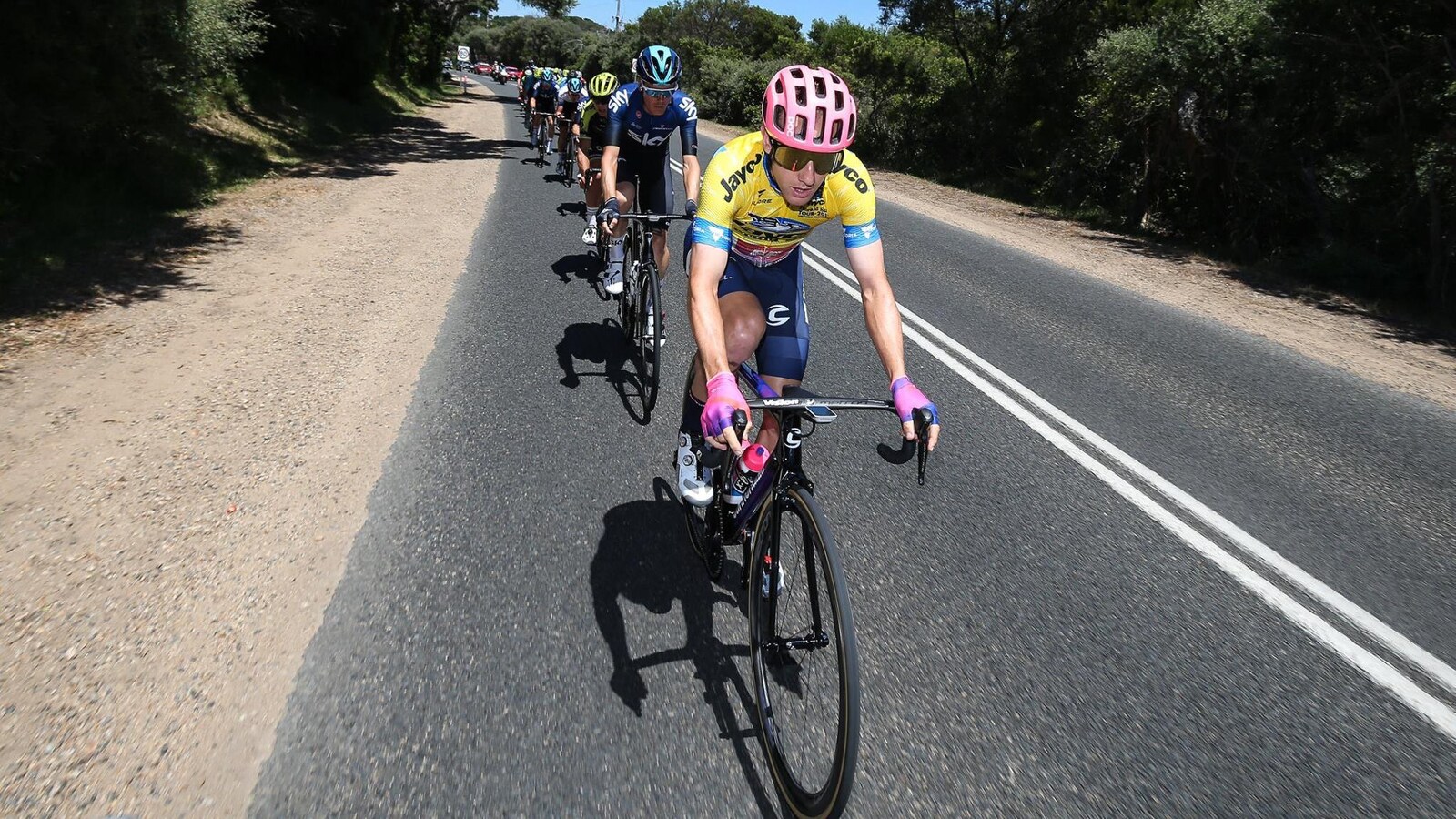 Michael Woods portait le maillot jaune de leader lors de la quatrième étape.