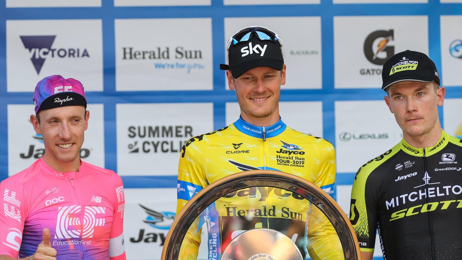 Le podium du Tour Herald Sun 2019 : Michael Woods (3e), Dylan Van Baarle (vainqueur) et Nick Schultz (2e)