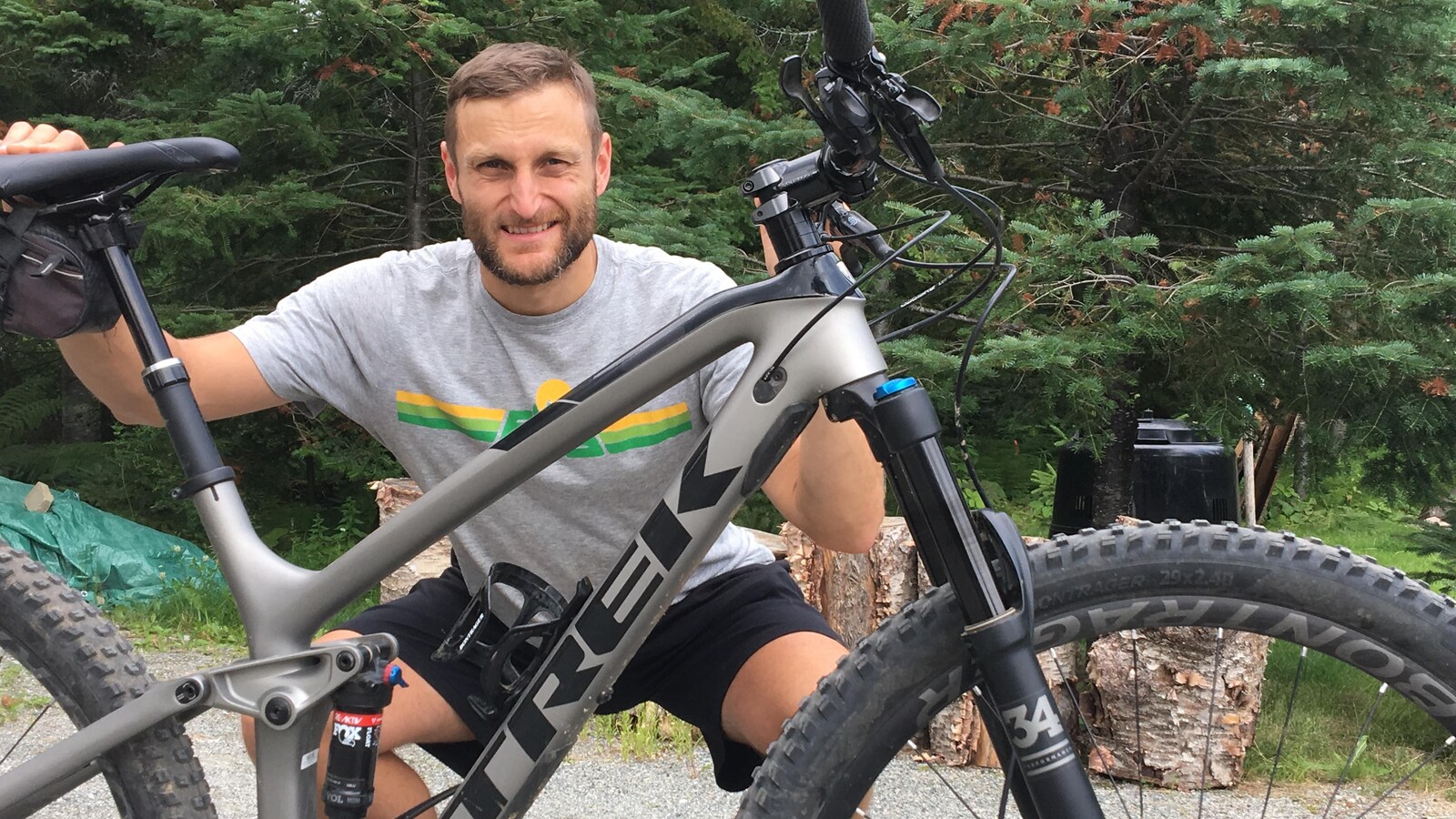 Le président du Club accro vélo de Val-d'Or, Michel Lavoie, tient un vélo de montagne.