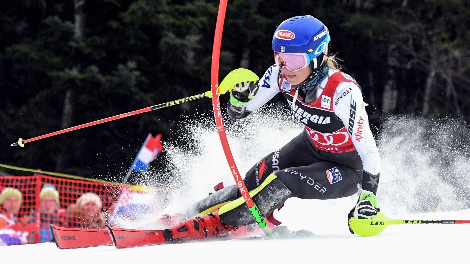 L'Américaine Mikaela Shiffrin attaque un parcours de slalom