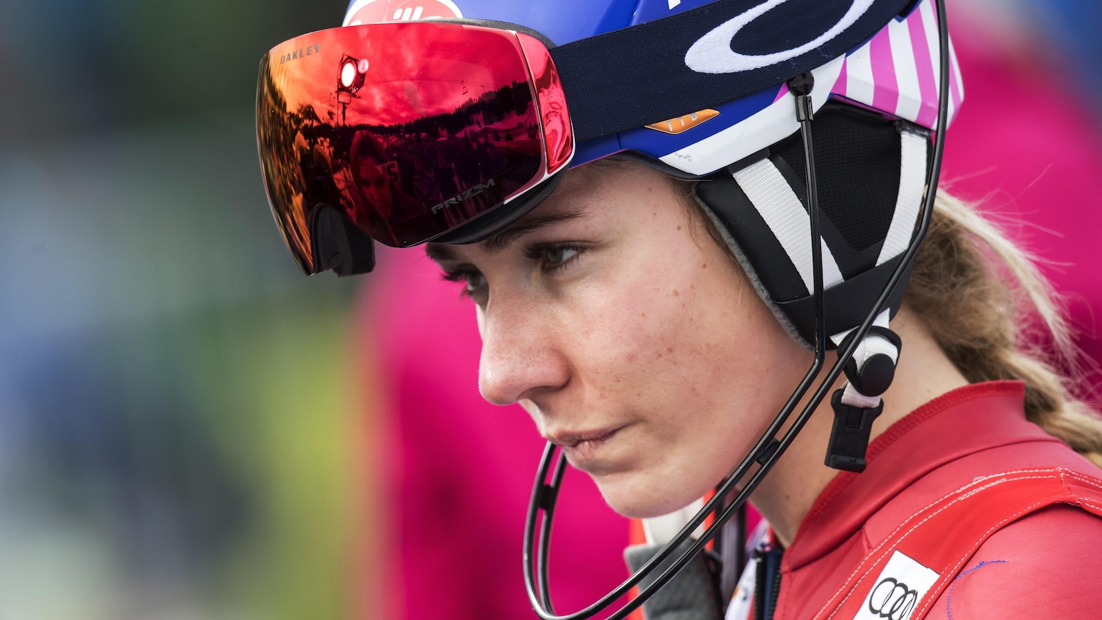 Mikaela Shiffrin regarde la foule dans l'aire d'arrivée au slalom de Lenzerheide.