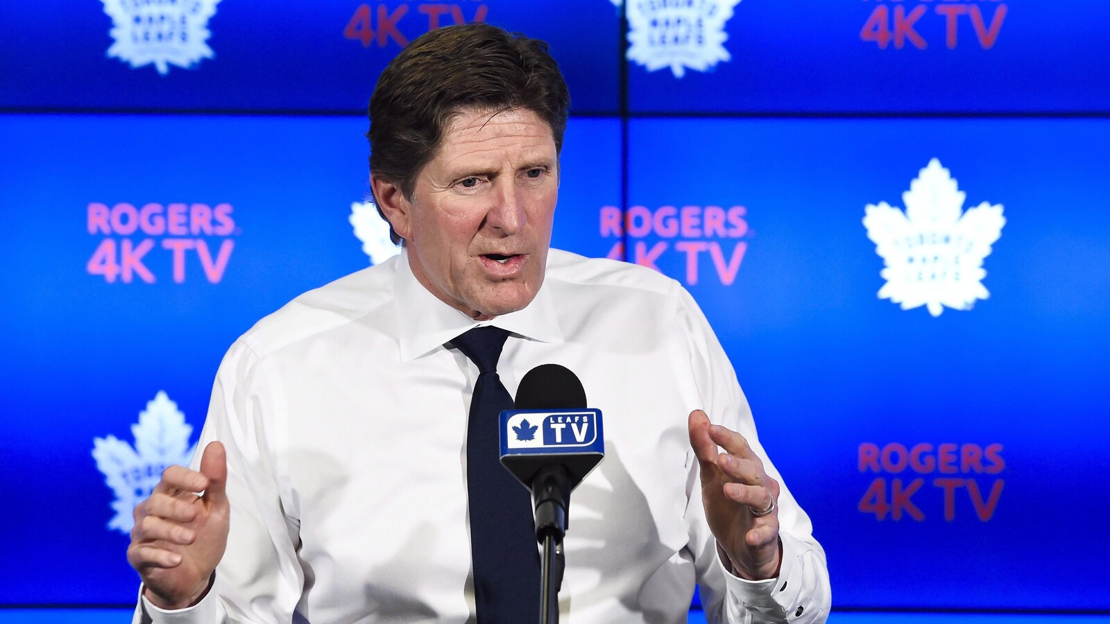Mike Babcock parle lors de la conférence de presse des Maple Leafs.