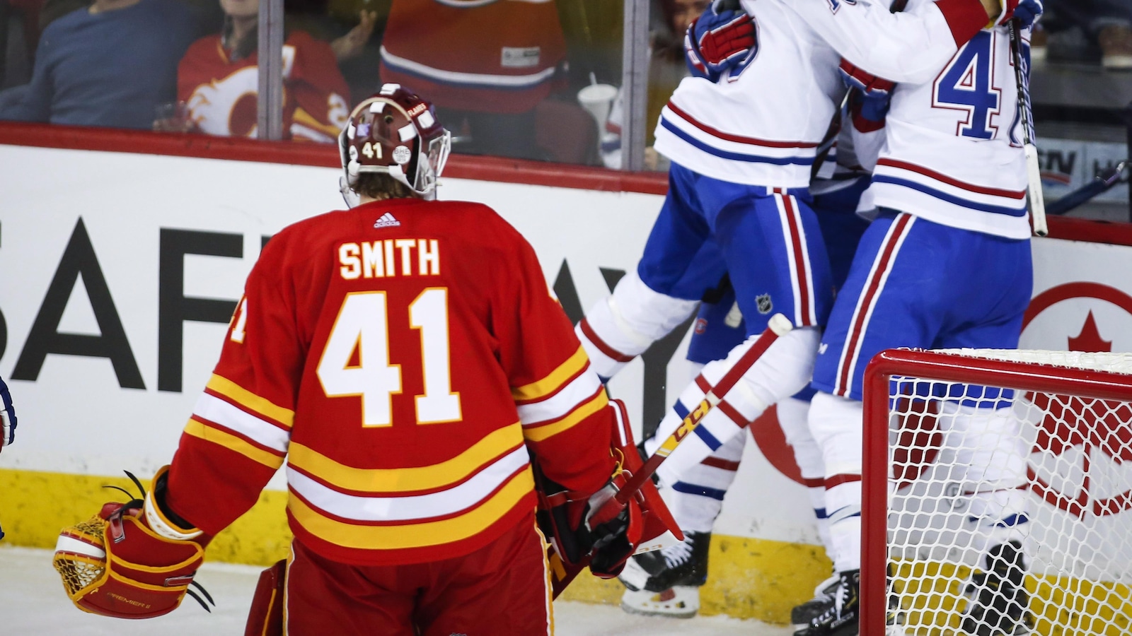 Mike Smith regarde les joueurs du Canadien célébrer derrière son filet.