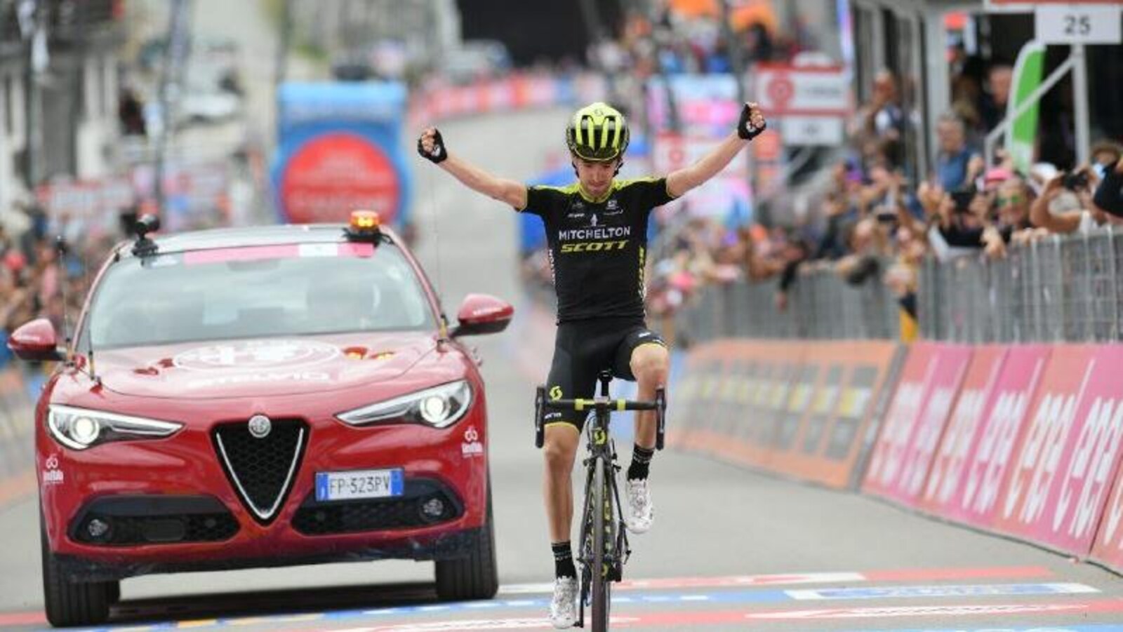 Le cycliste espagnol lève les bras en franchissant le fil d'arrivée.