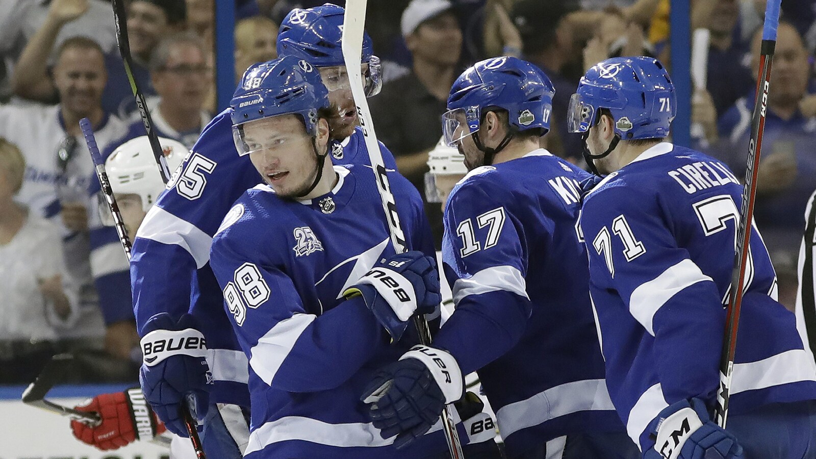 Mikhail Sergachev célèbre son but.