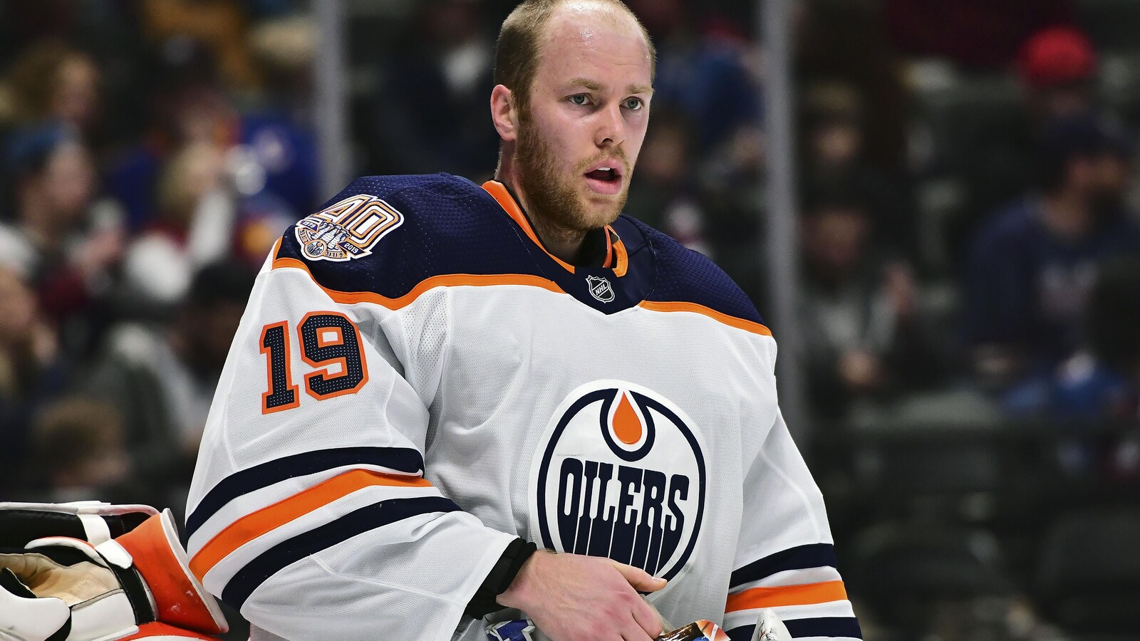 Koskinen s'apprête à remettre son masque après un arrêt de jeu.