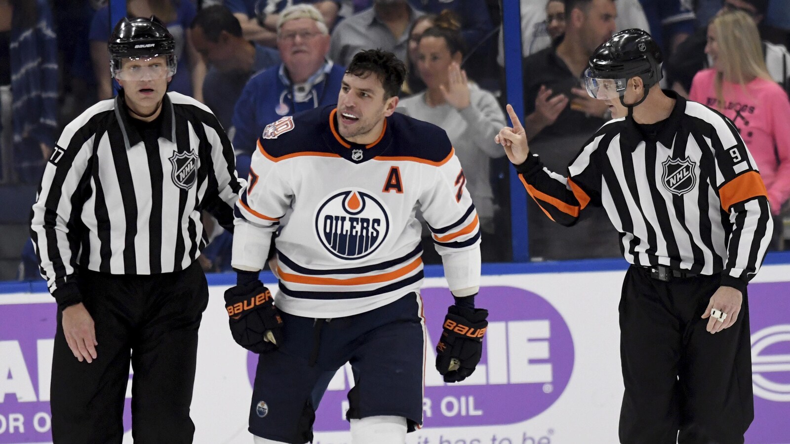 Milan Lucic écope d'une pénalité.