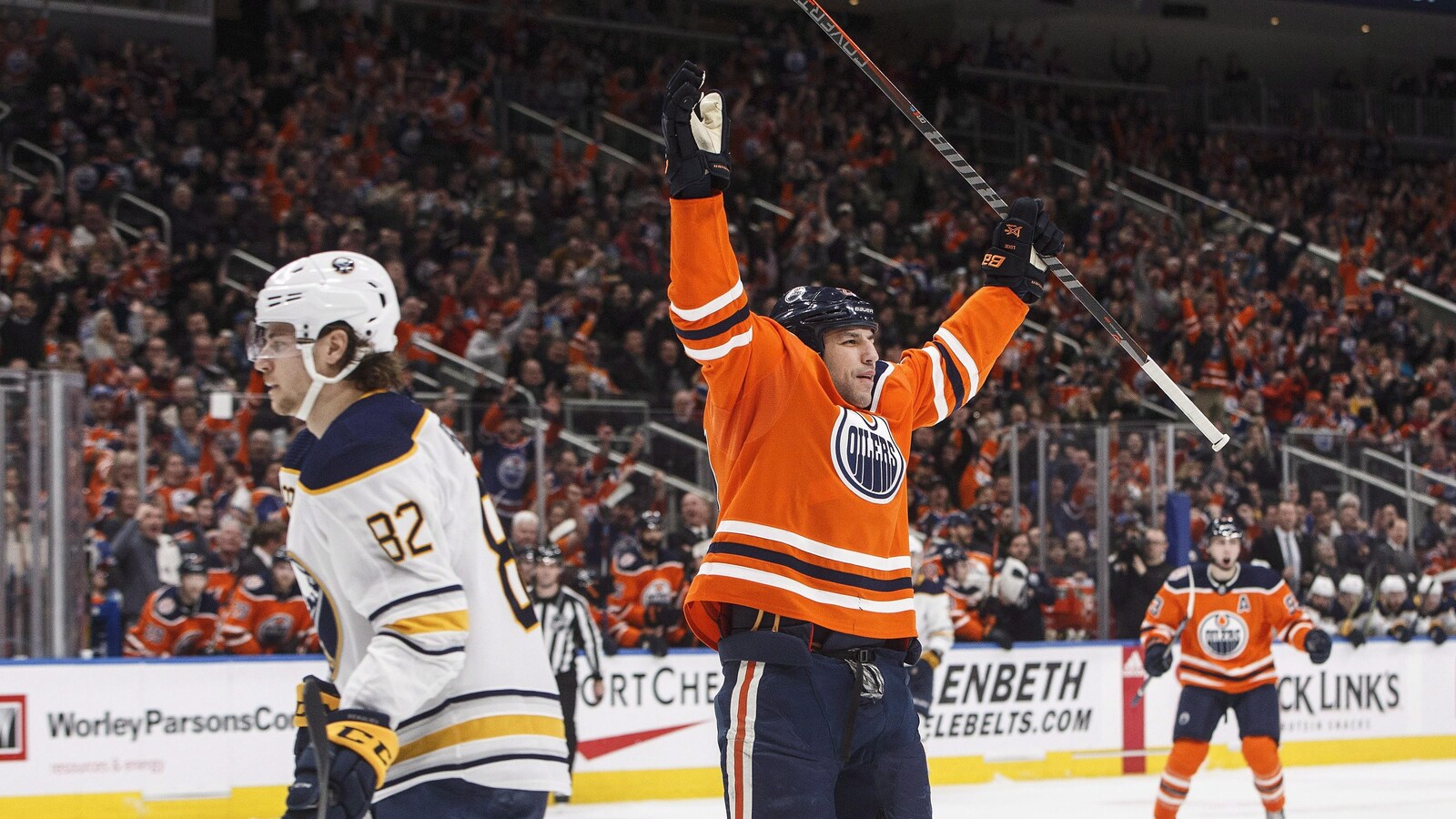 Milan Lucic lève les bras après avoir inscrit un but contre les Sabres de Buffalo.