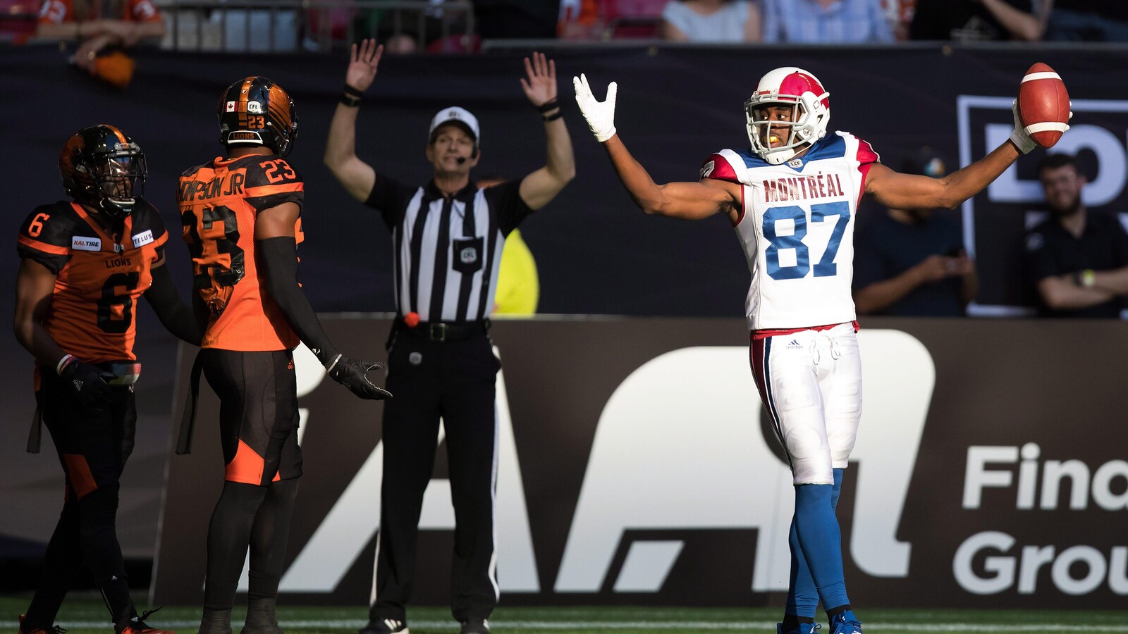 Eugene Lewis (à droite) marque un touché contre les Lions.
