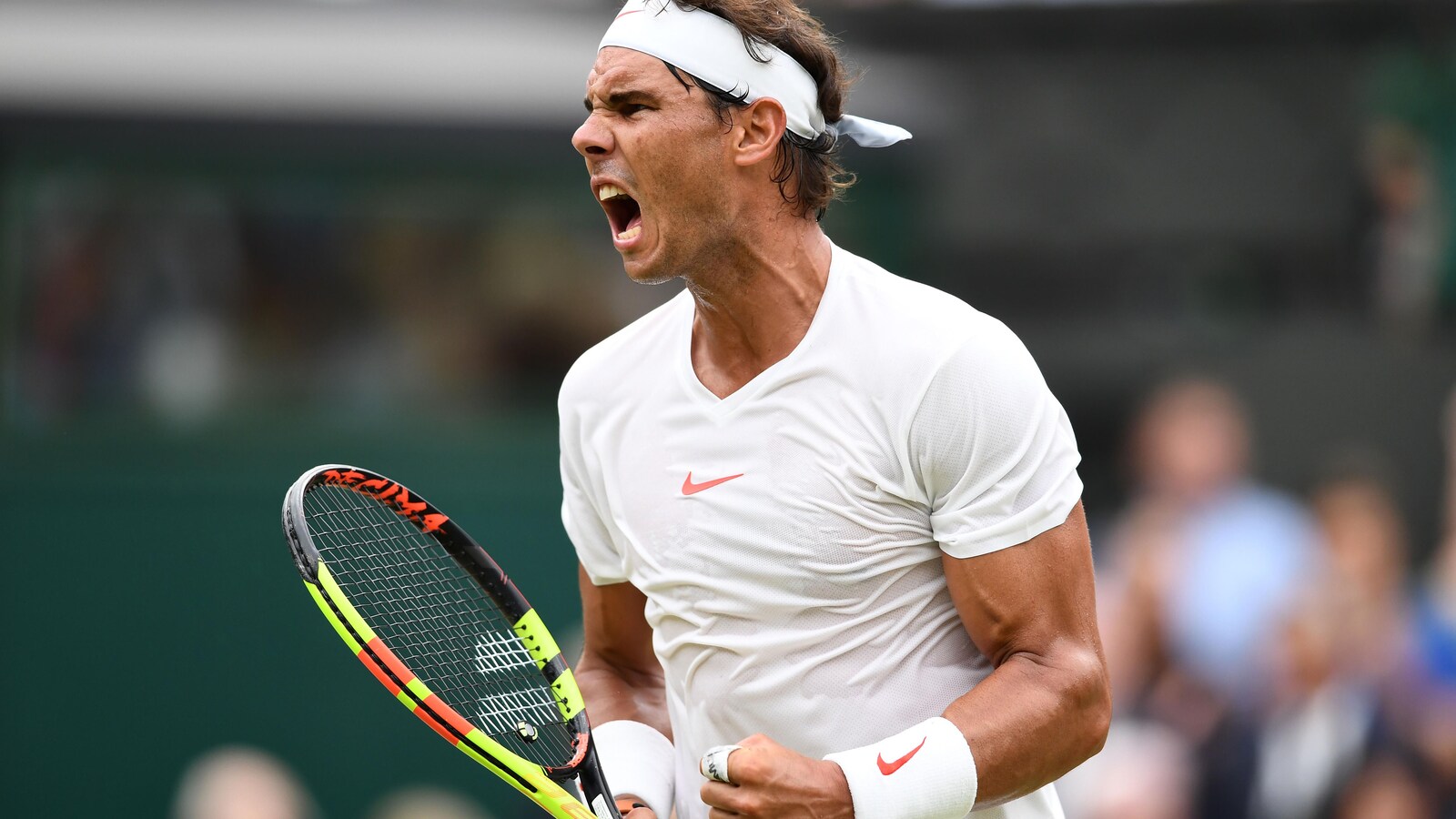 Il crie après avoir inscrit un point important sur le central de Wimbledon