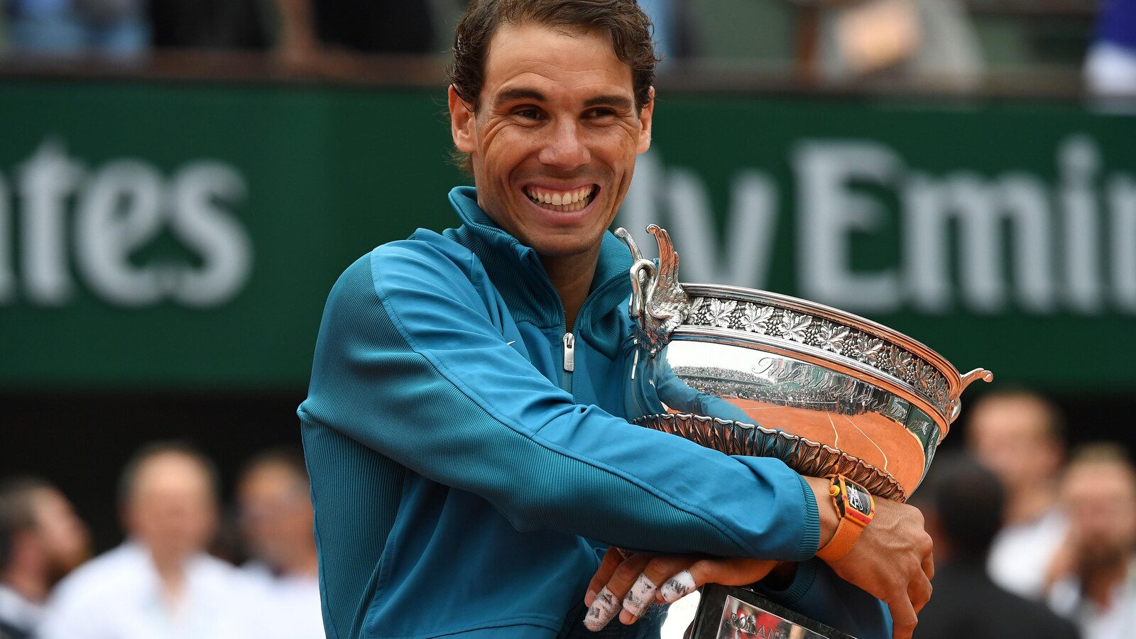L'Espagnol Rafael Nadal serre le trophée de Roland-Garros, sourire aux lèvres, après avoir remporté la finale.