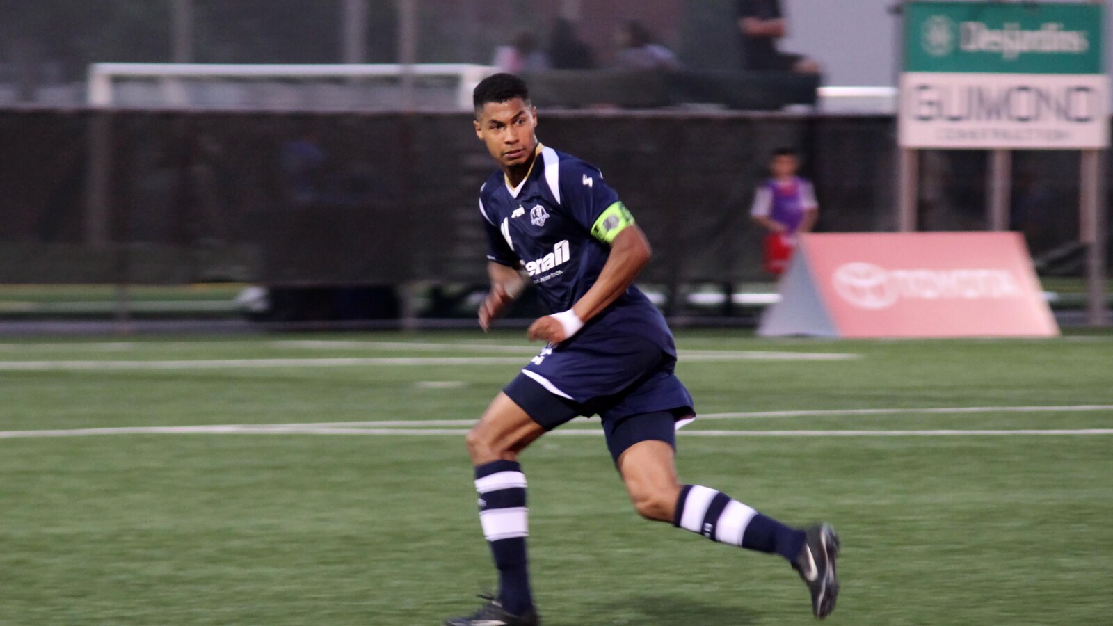 Le capitaine de l'AS Blainville, Nafi Dicko-Raynauld, est en pleine course pour le ballon lors d'un match contre Ottawa