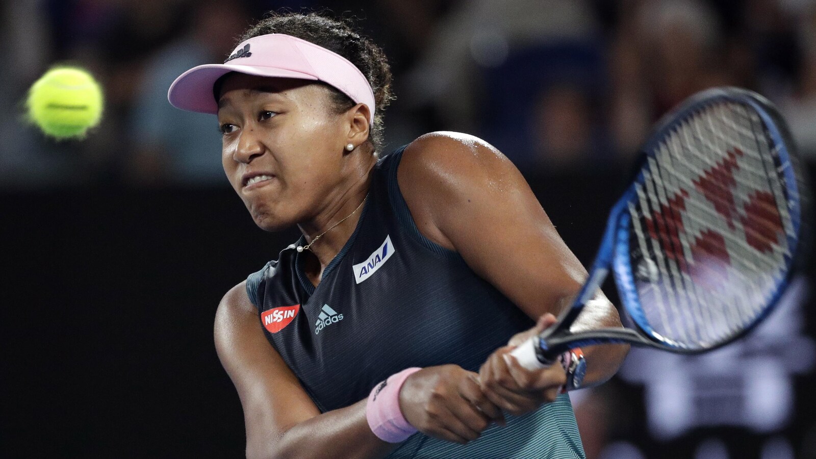 Elle renvoie la balle du revers à Karolina Pliskova dans un match de demi-finale aux Internationaux d'Australie.