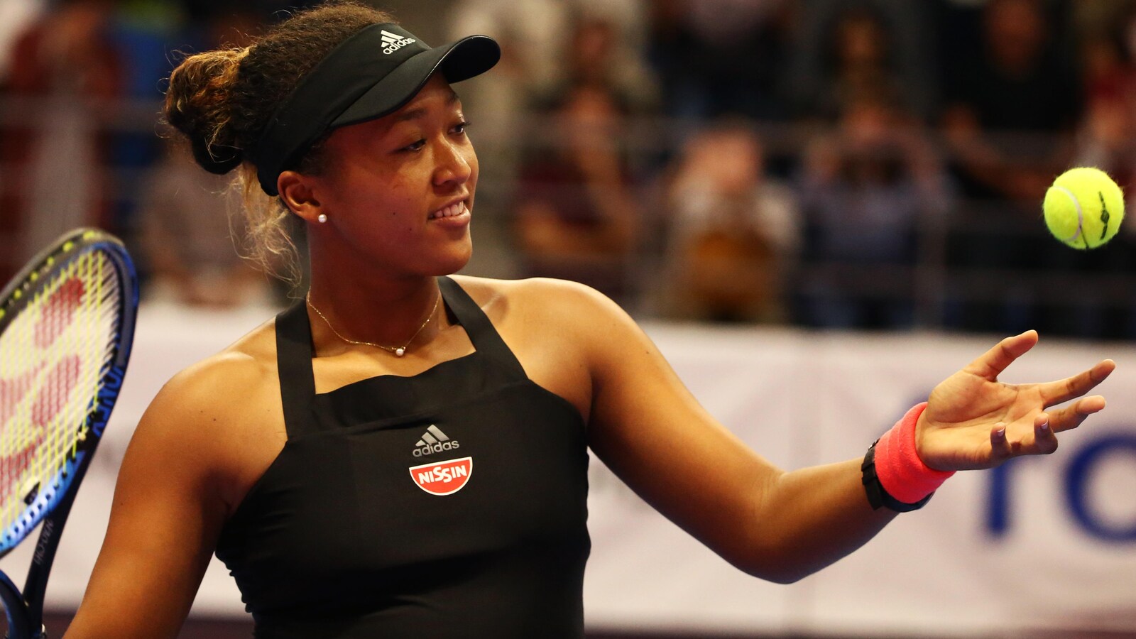 Naomi Osaka lance la balle pendant un match du tournoi de Tokyo