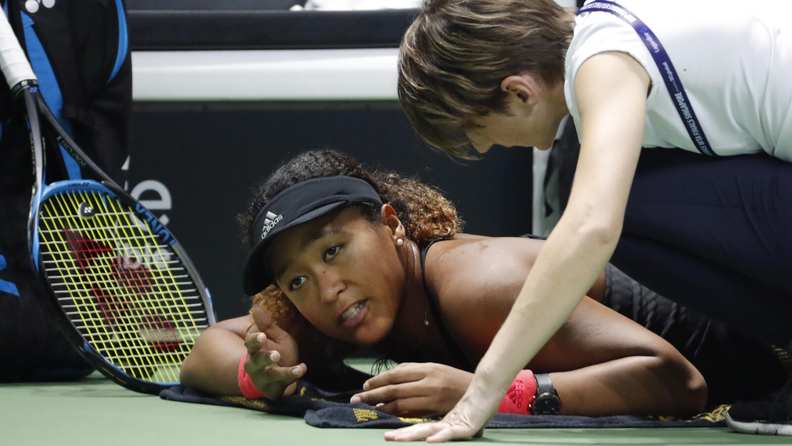 Naomi Osaka reçoit les soins de la physiothérapeute au milieu de la première manche