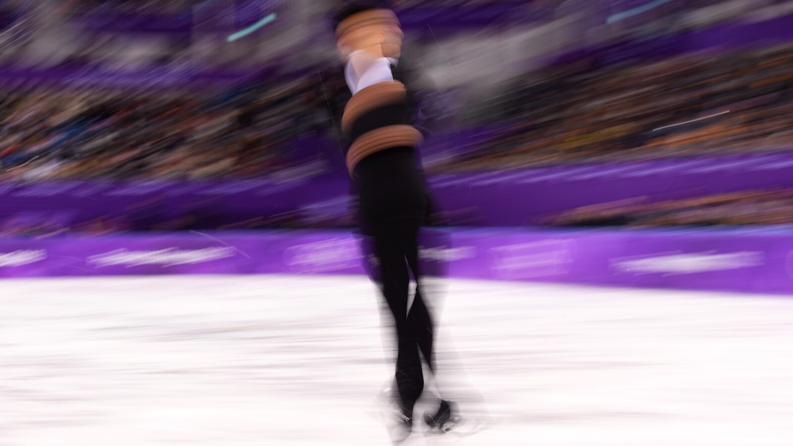 Nathan Chen fait une quadruple saut lors d'une compétition.