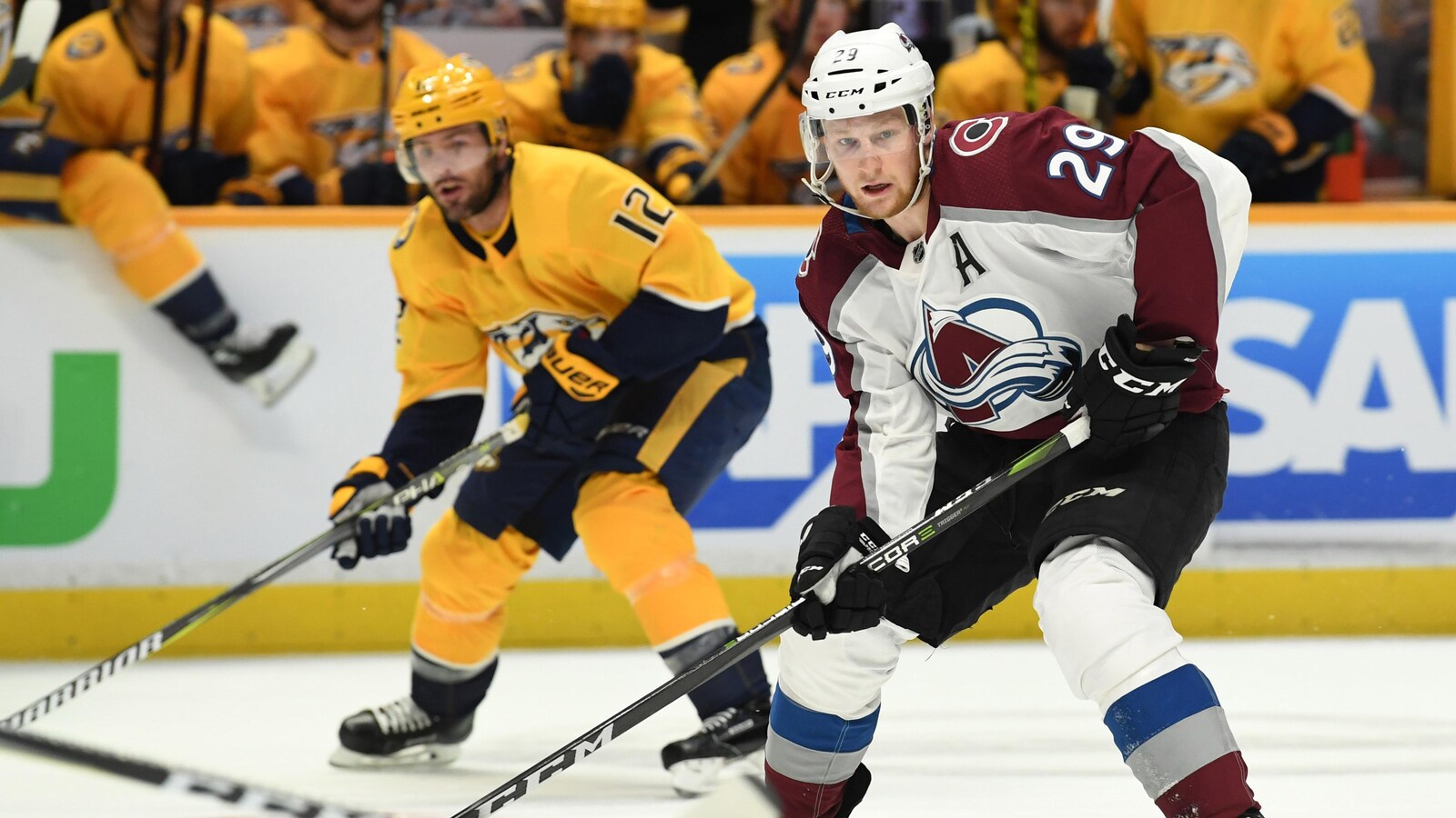 Nathan MacKinnon (à droite)