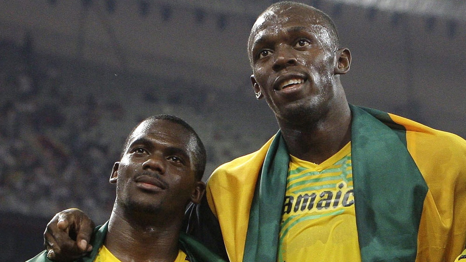 Nesta Carter et Usain Bolt célèbrent côte-à-côte leur victoire.