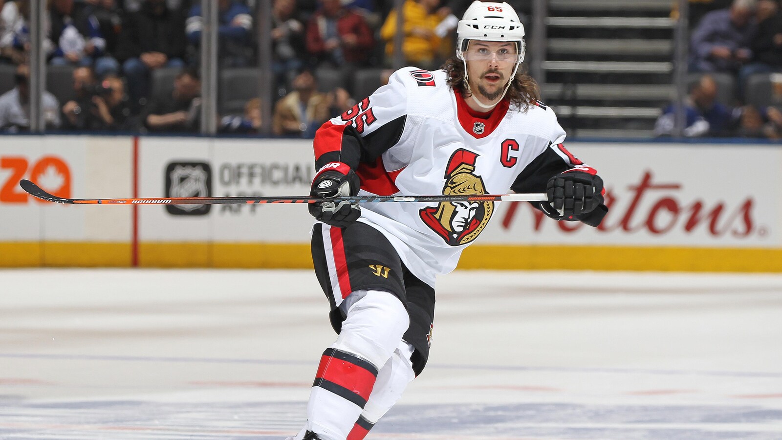 Erik Karlsson lors d'un match contre les Maple Leafs de Toronto, au Centre Air Canada .