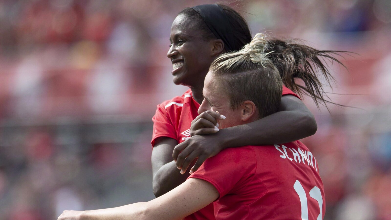 Nichelle Prince et Sophie Schmidt célèbrent un but.
