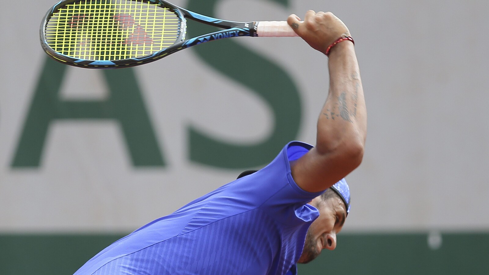 Nick Kyrgios casse sa raquette pendant un match contre Kevin Anderson.