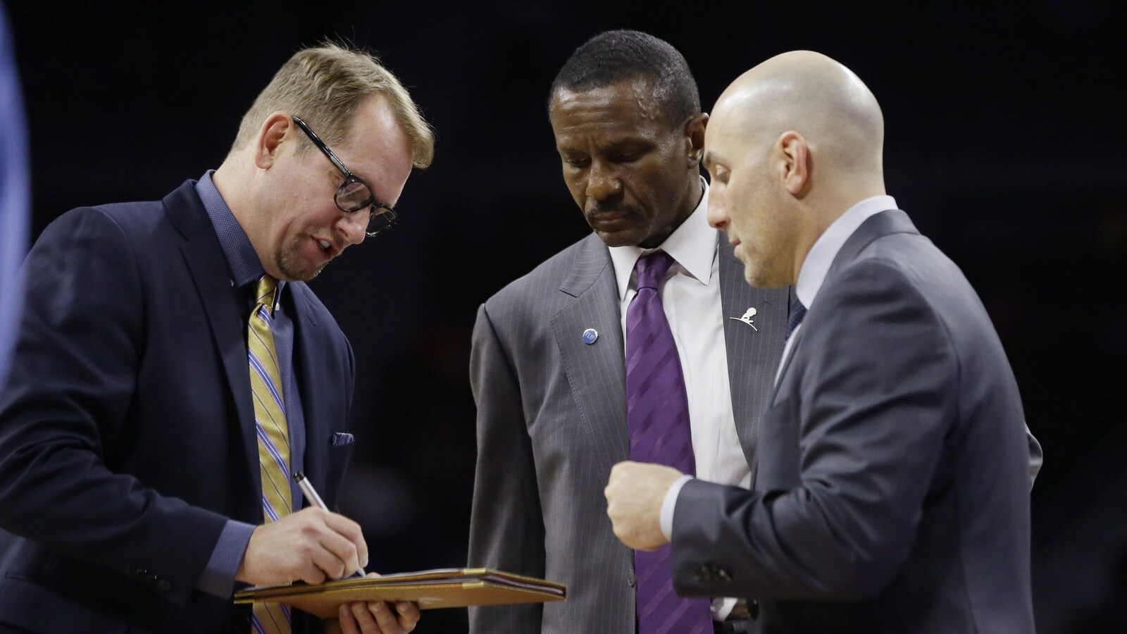 Nick Nurse, tableau et stylo en mains, parle stratégie avec Dwane Casey et Rex Kalamian.