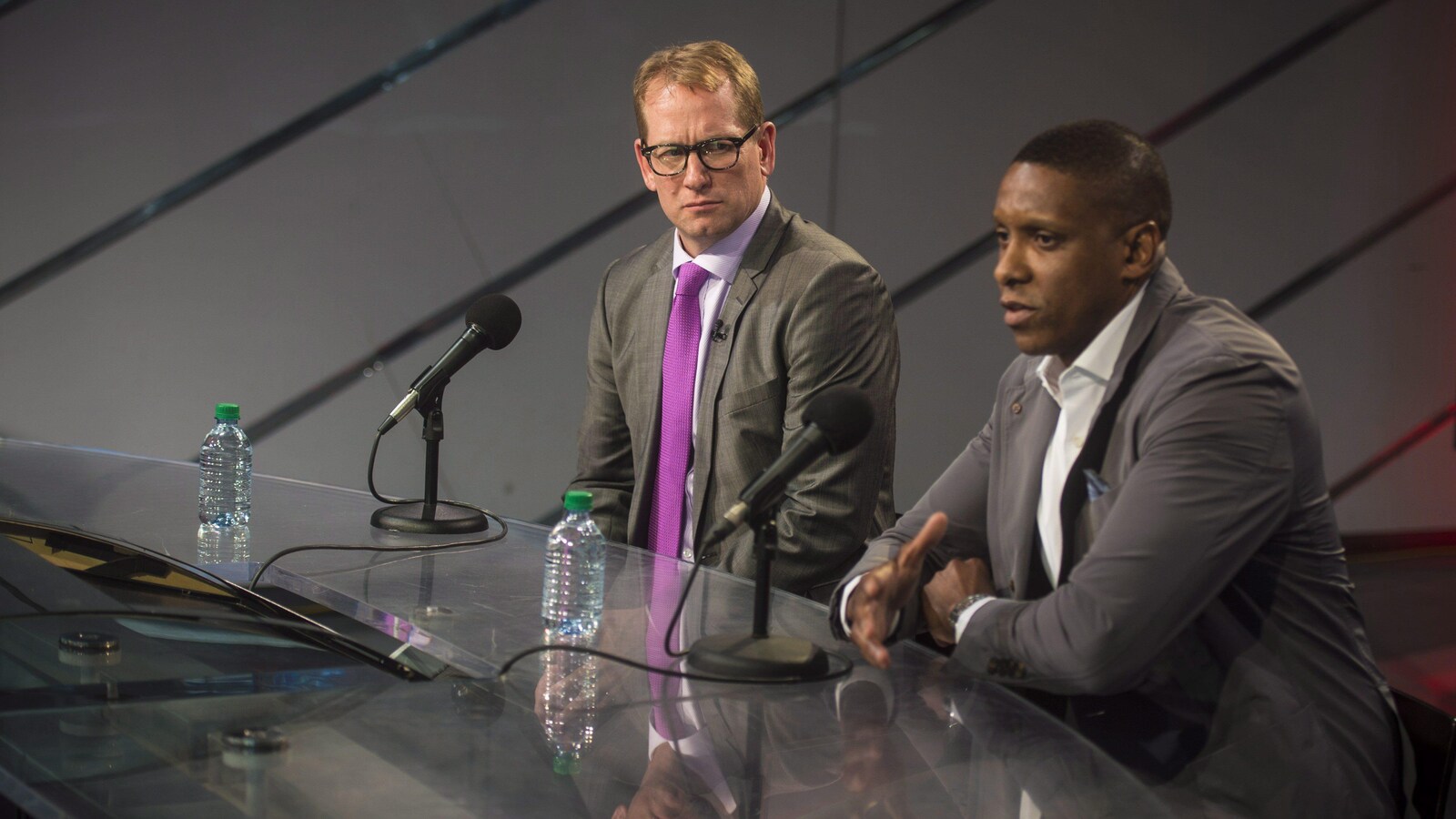Nick Nurse écoute parler Masai Ujiri, président des Raptors de Toronto, lors de sa présentation comme entraîneur-chef.