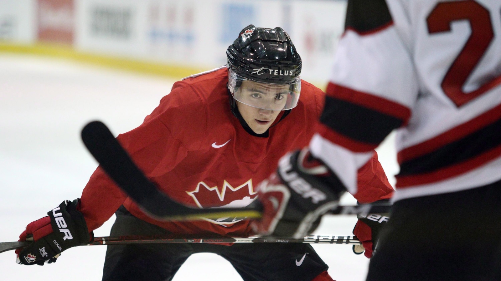 Nick Suzuki dans l'uniforme du Canada au Championnat mondial junior