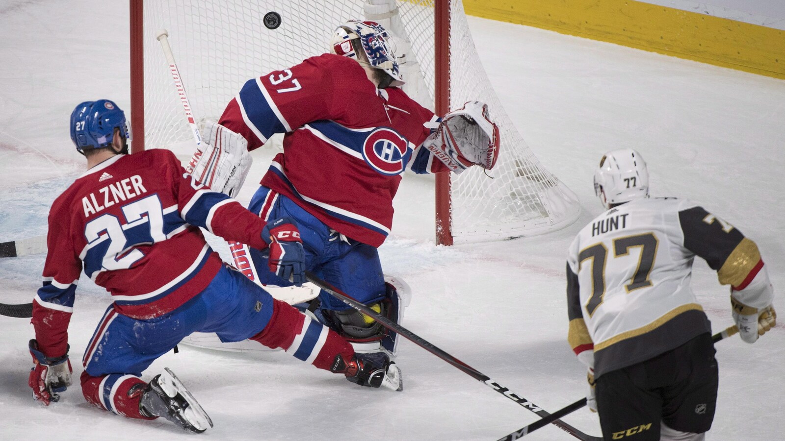 Brad Hunt déjoue Antti Niemi, alors que Karl Alzner fait dos à l'action.