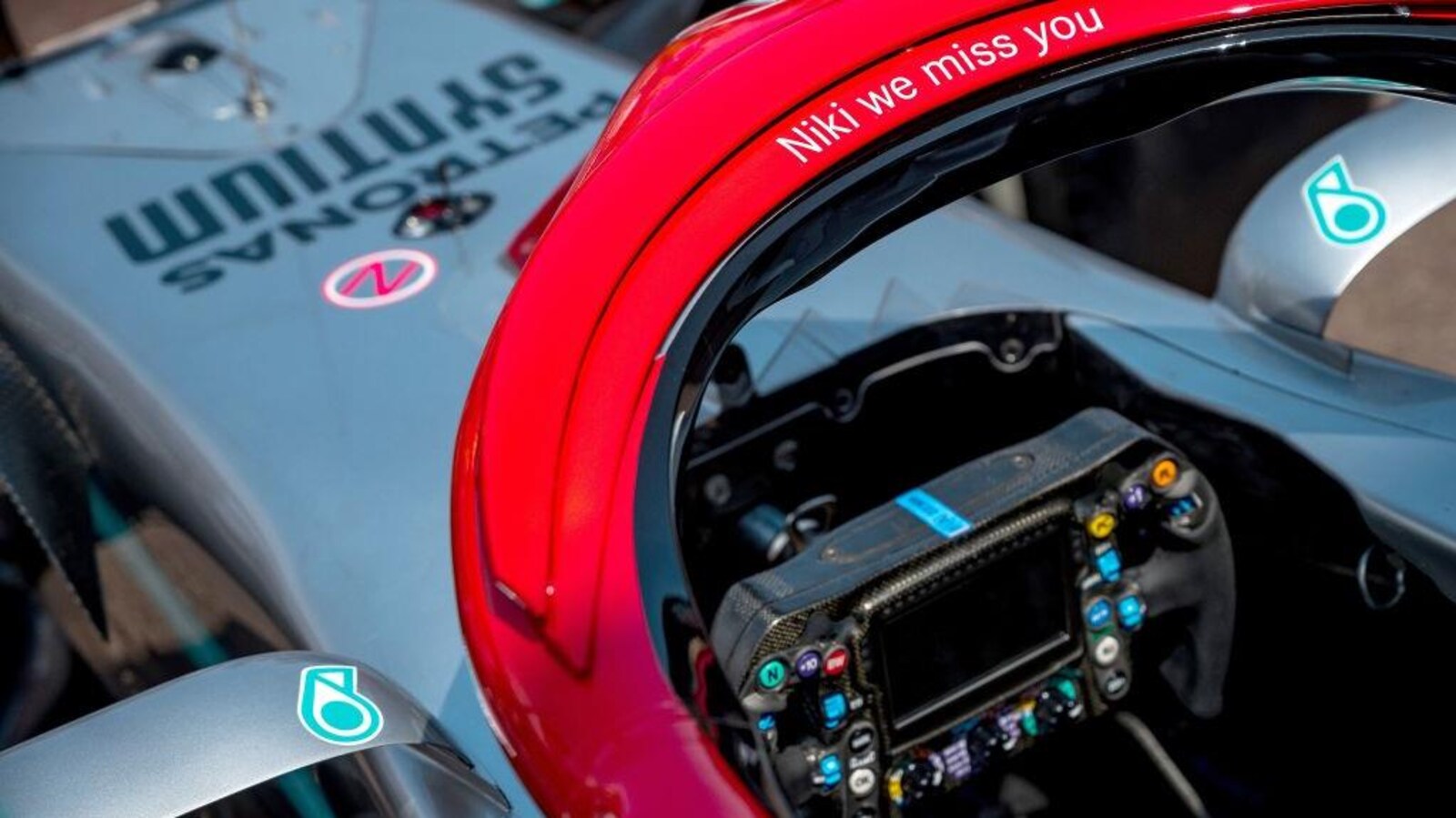 L'arceau de sécurité de type Halo de Mercedes-Benz à Monaco avec l'inscription: «Niki, tu nous manques»