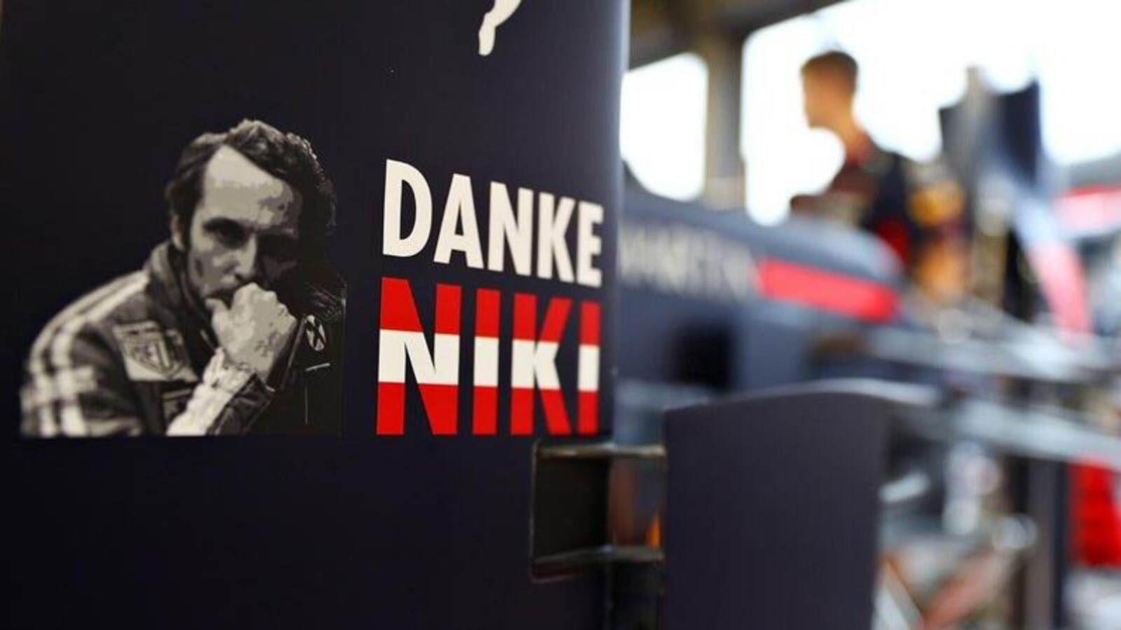 « Merci Niki », peut-on lire sur une voiture de l'équipe Red Bull.