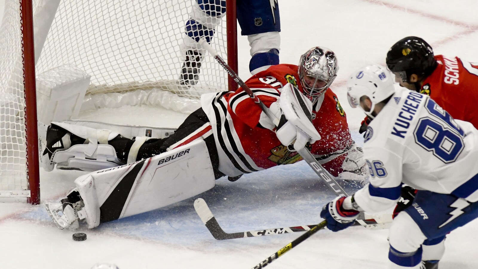 Nikita Kucherov tente de marquer contre les Blackhawks.