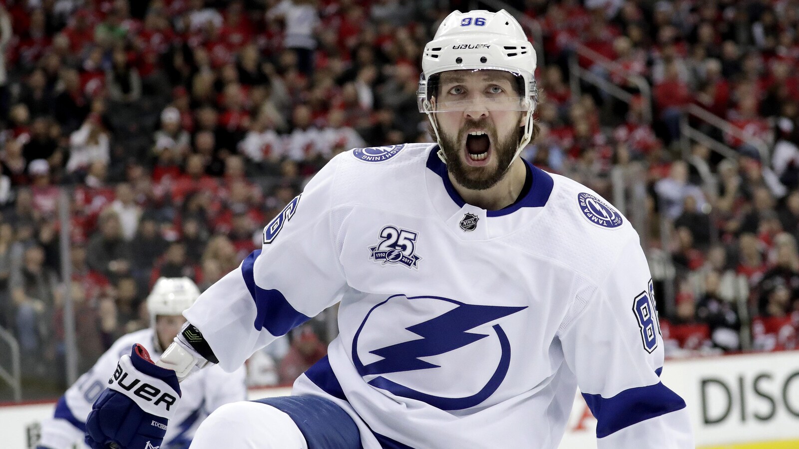 Nikita Kucherov exulte après avoir marqué un but.